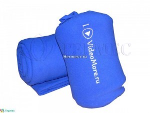 Вышивка на пледе с рукавами