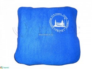 нанесение вышивки на плед-подушку