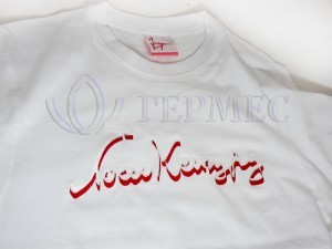 белая футболка с вышивкой логотипа