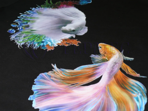 Красивая печать на черной футболке