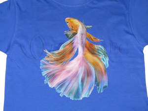 Полноцветный принт на синей футболке