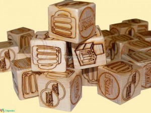 нанесение логотипа на деревянные кубики