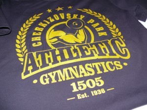 Шелкография золотом на футболках