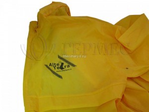 Печать на желтой ветровке, грудь